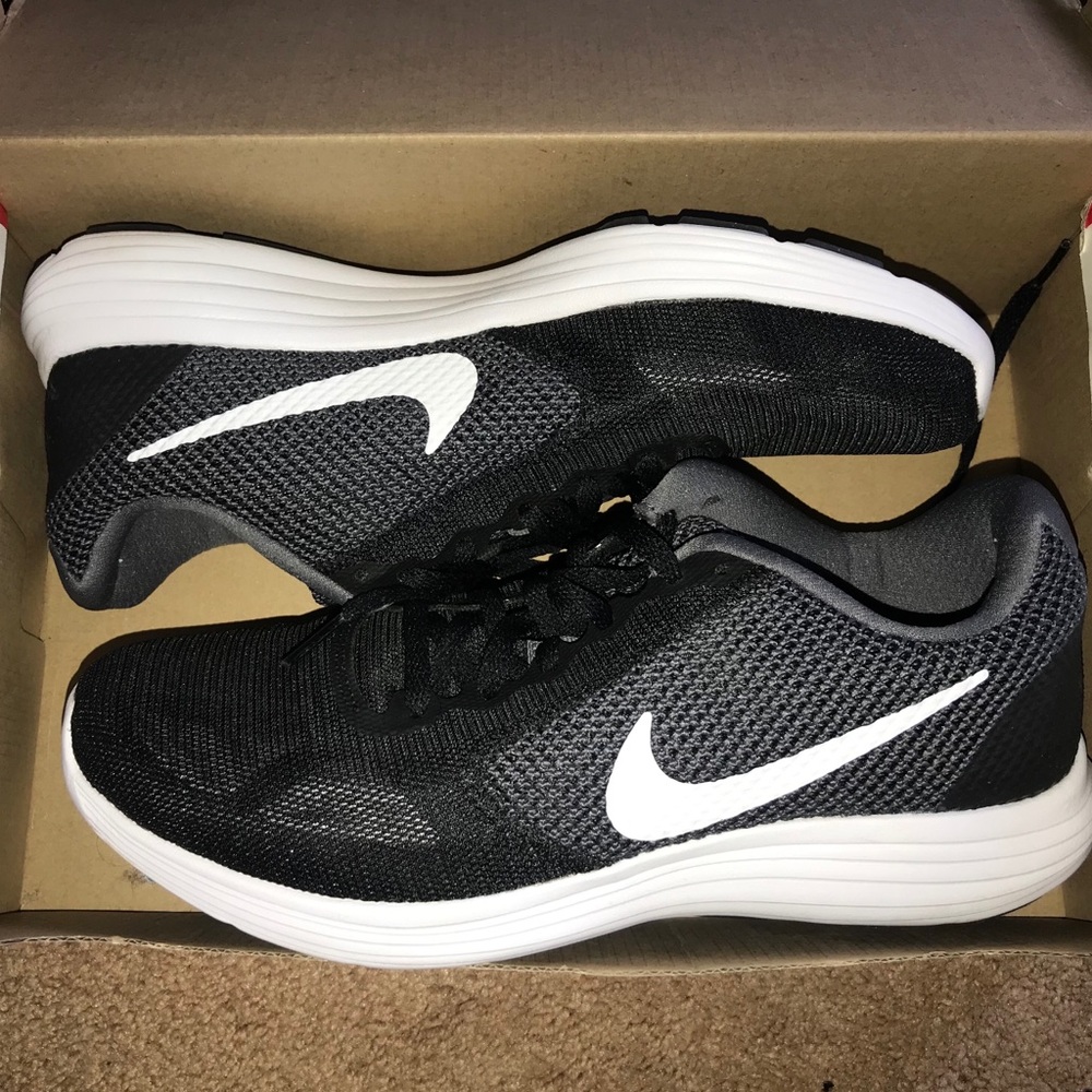 nike running shoes never worn and still in box